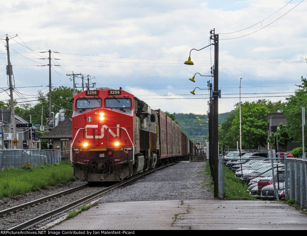 CN 3256 leads 402 at Rimouski station